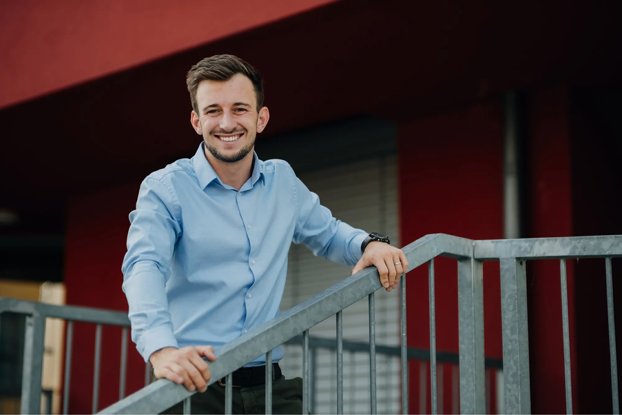 Vojtěch Válka na schodišti připravený probrat plán prodeje nemovitosti