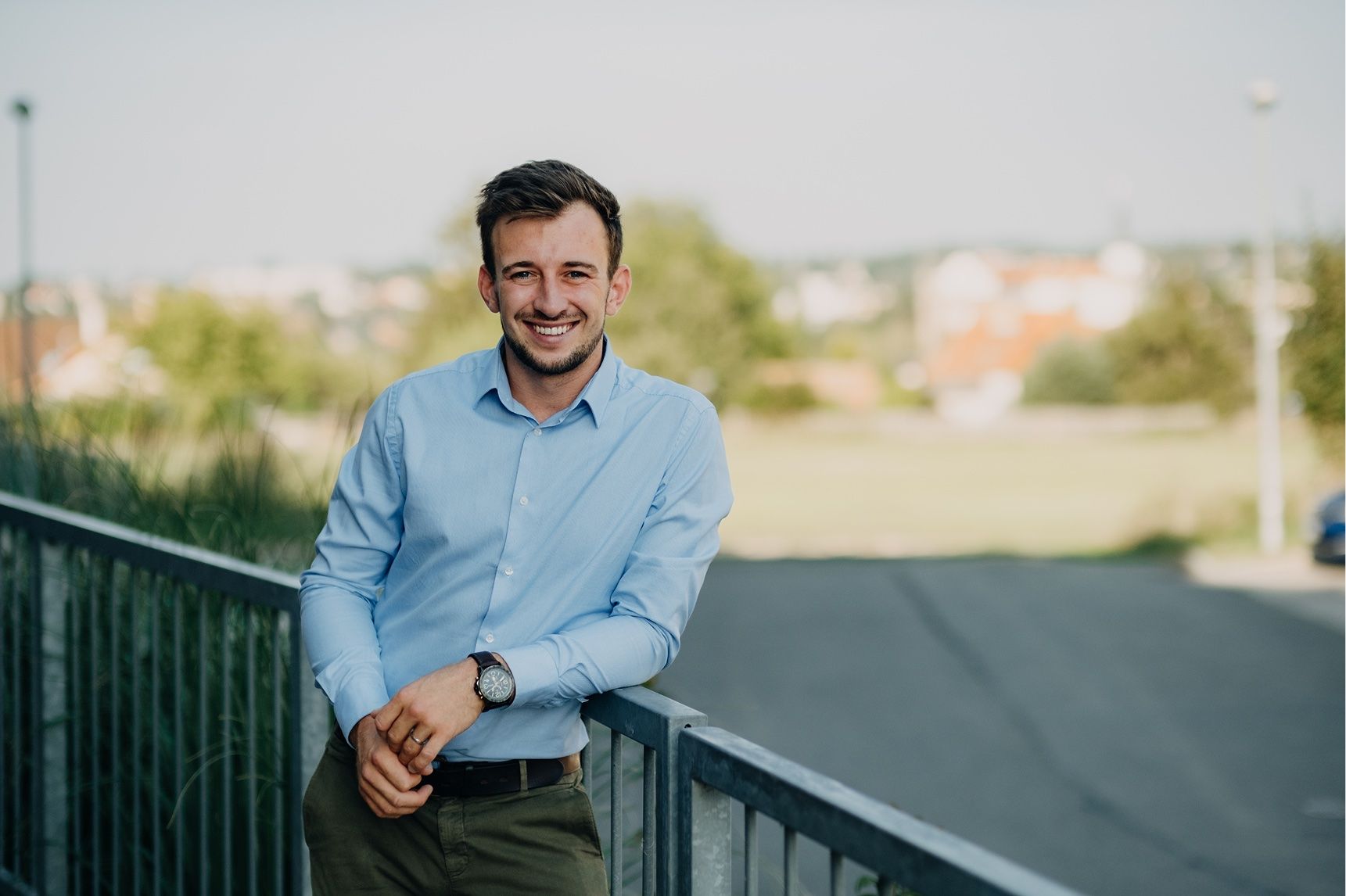 Vojtěch Válka, realitní makléř, portrét ve městě při západu slunce