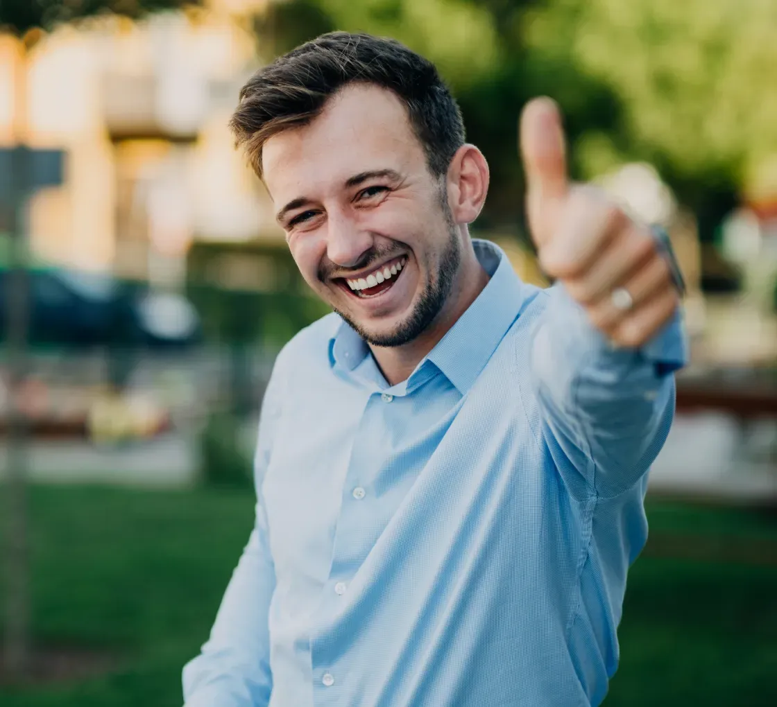 Vojtěch Válka během schůzky s klienty nad plánem prodeje nemovitosti